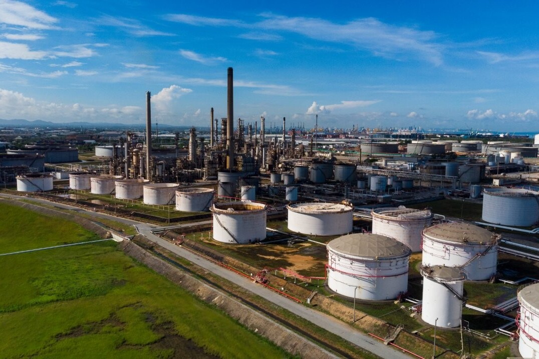 aerial-view-of-a-lot-of-oil-depot-gas-storage-tank-2026-01-06-10-38-15-utc