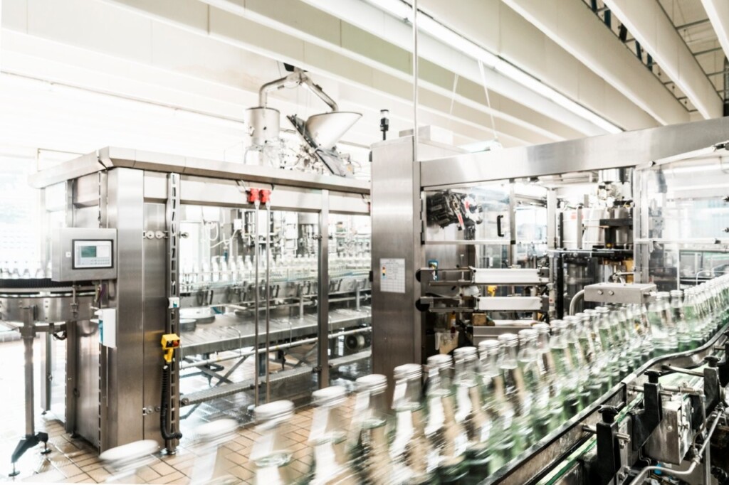 bottles-on-a-modern-conveyor-belt-system-in-a-brig-2026-01-09-09-11-33-utc