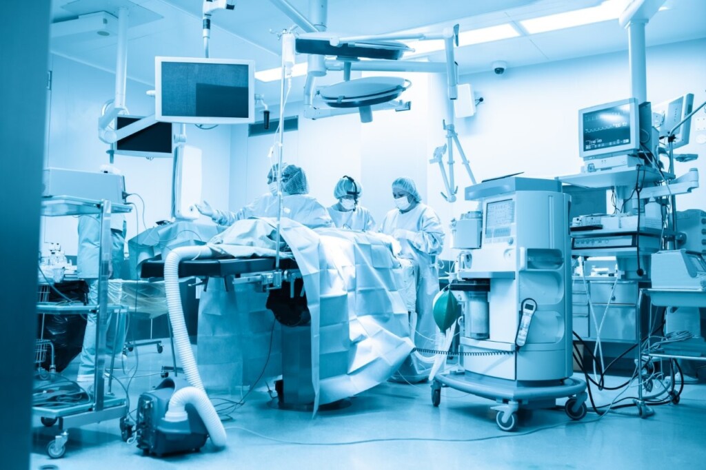 intensive-care-saving-the-patient-s-life-doctors-2026-01-06-10-45-14-utc